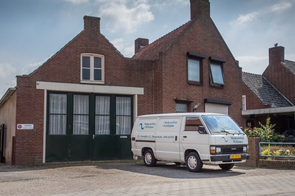 Adrie Willemse, HiAce, exterieur, rijdend, vooraanzicht