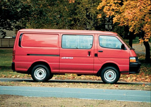 Punainen Toyota Hiace 4WD