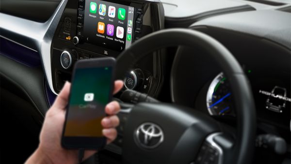 Toyota Highlander man connecting phone to multimedia