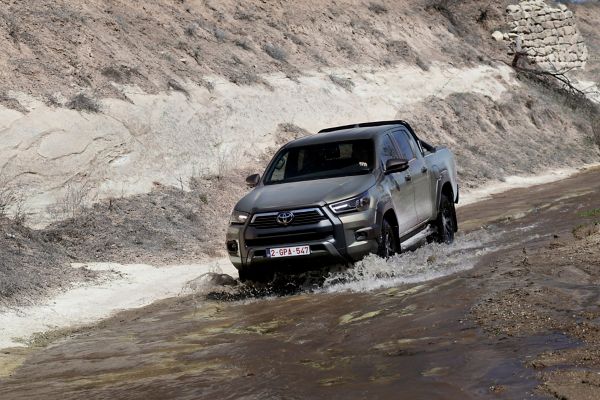 Hilux, Hybrid, 48V, dynamic, vooraanzicht, water