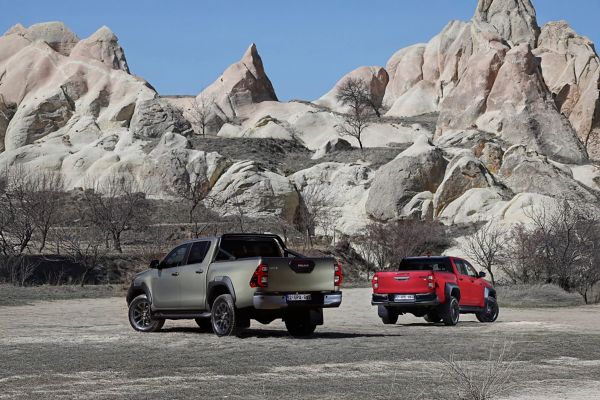 Hilux, combo, Hybrid, 48V, GR, SPORT, exterieur, stilstaand, achterkant, zijaanzichten