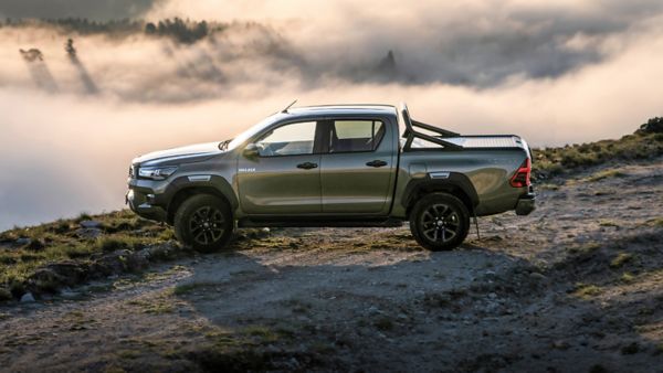 Toyota Hilux güçlü ve sağlam tasarımıyla dağ yollarında dış görünümü