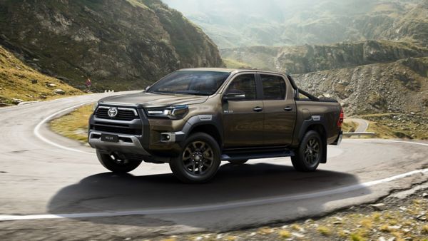 Toyota Hilux güçlü ve sağlam tasarımıyla dağ yollarında viraj alırken dış görünümü