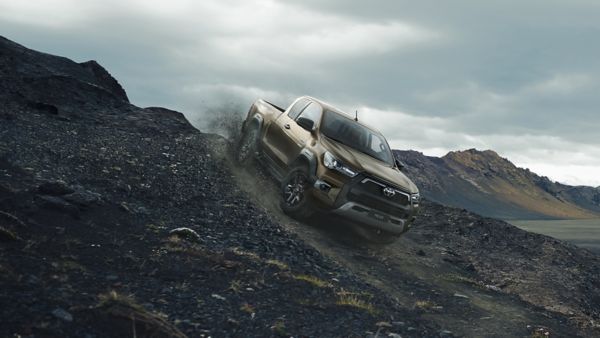 kayalık arazide off-road performansını sergilerken güçlü motoru ve arazi yetenekleriyle zorlu koşullara meydan okuyan Toyota Hilux