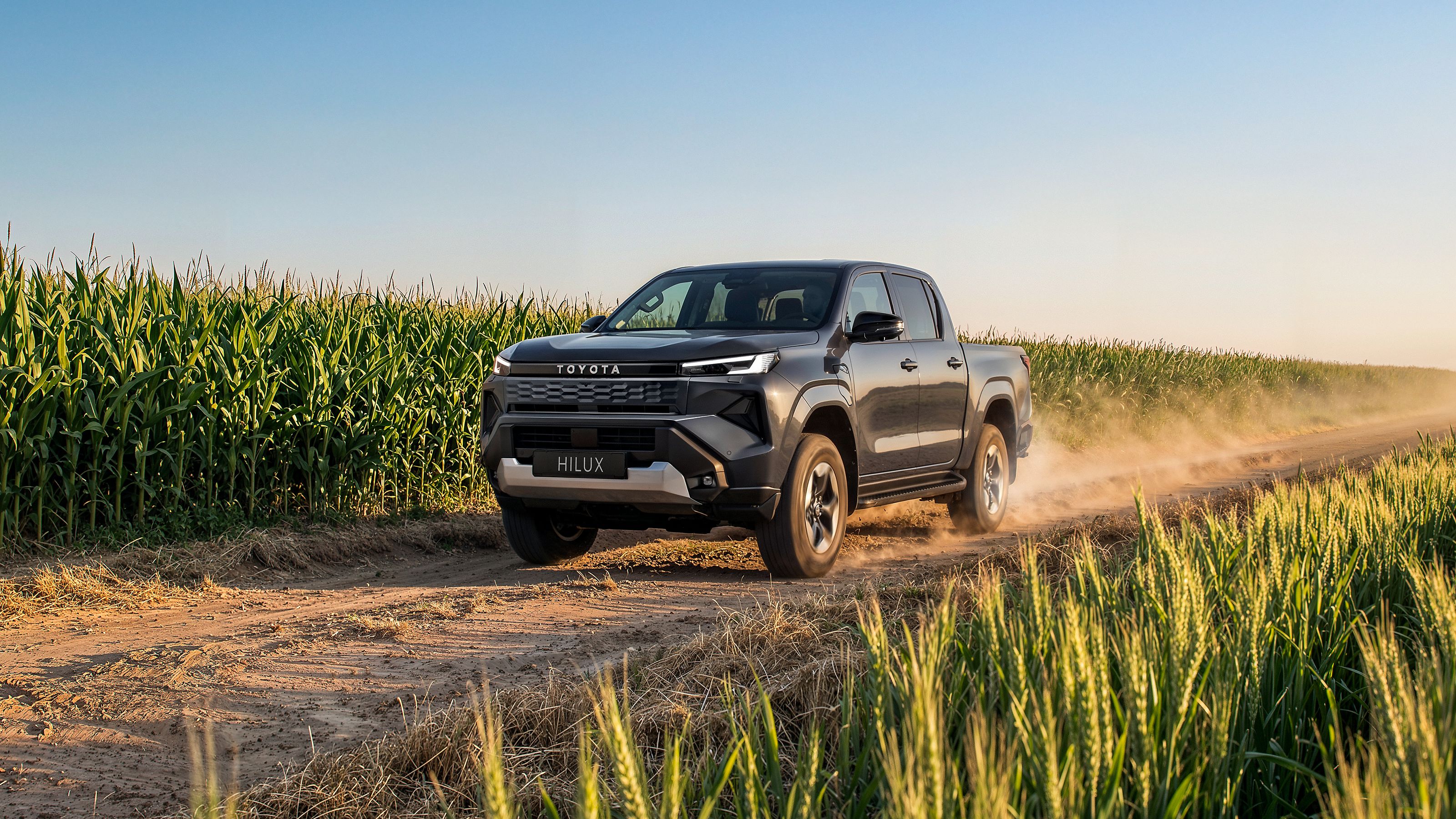 Nouvelle Toyota Hilux roulant dans un champ.