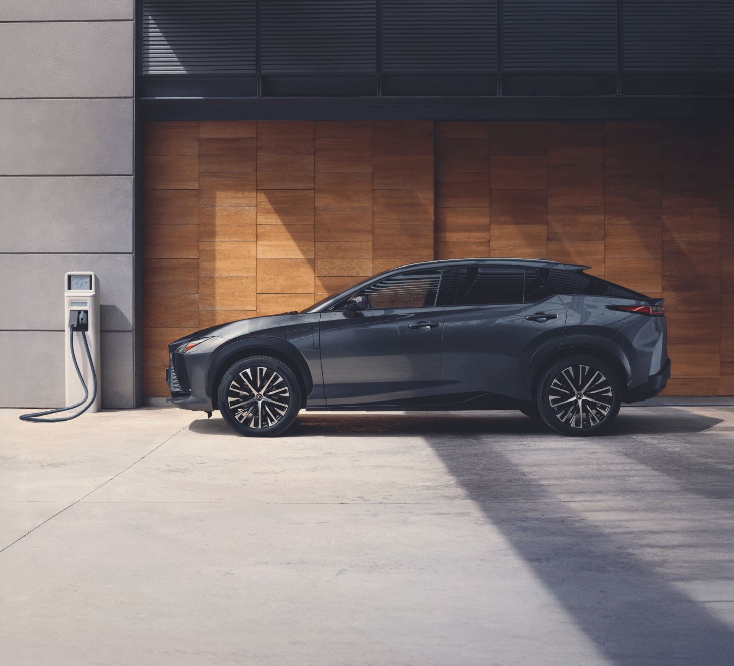 Lexus RZ a carregar à porta de casa