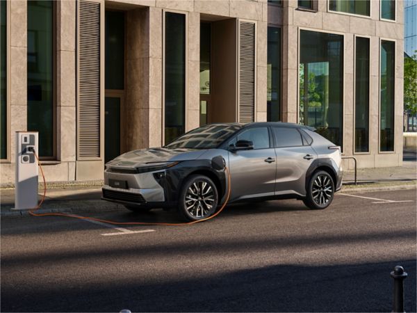 bZ4X aan een publieke laadpaal