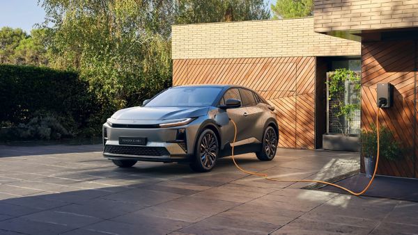 Een man houdt een smartphone vast met MyToyota geopend.