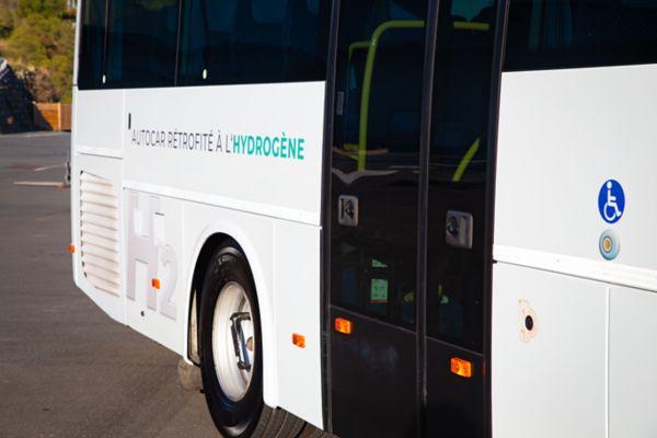 Hydrogen coach from the side