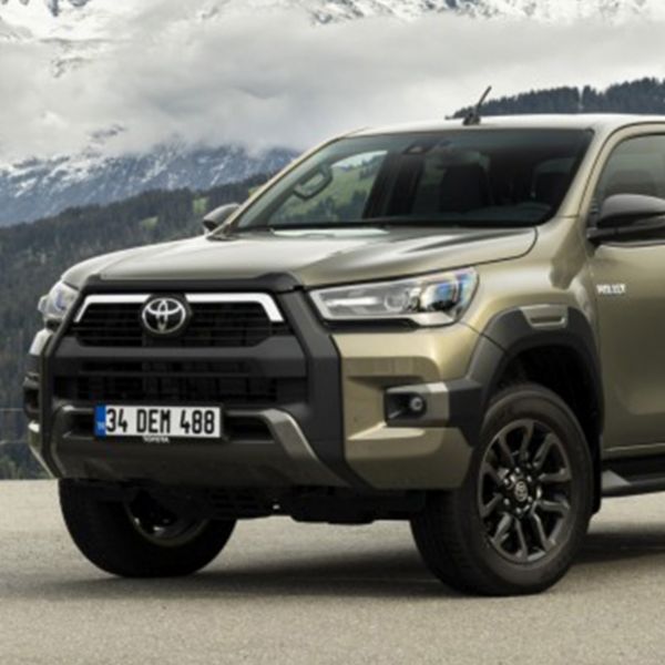 kahverengi Toyota Hilux ön görünümü