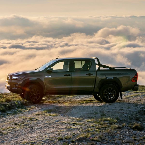 Toyota Hilux güçlü ve sağlam tasarımıyla dağ yollarında dış görünümü