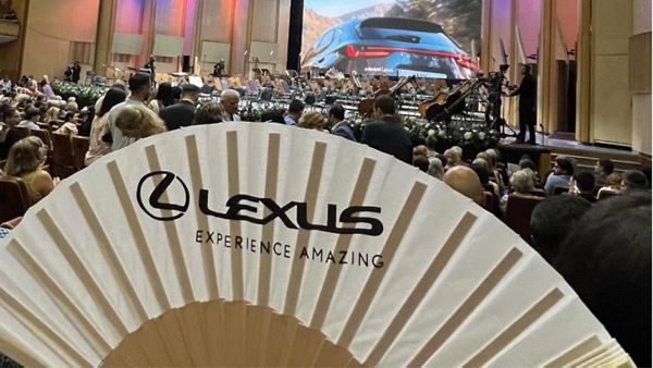 Imagine cu evantaie cu logo-ul Lexus Experience Amazing