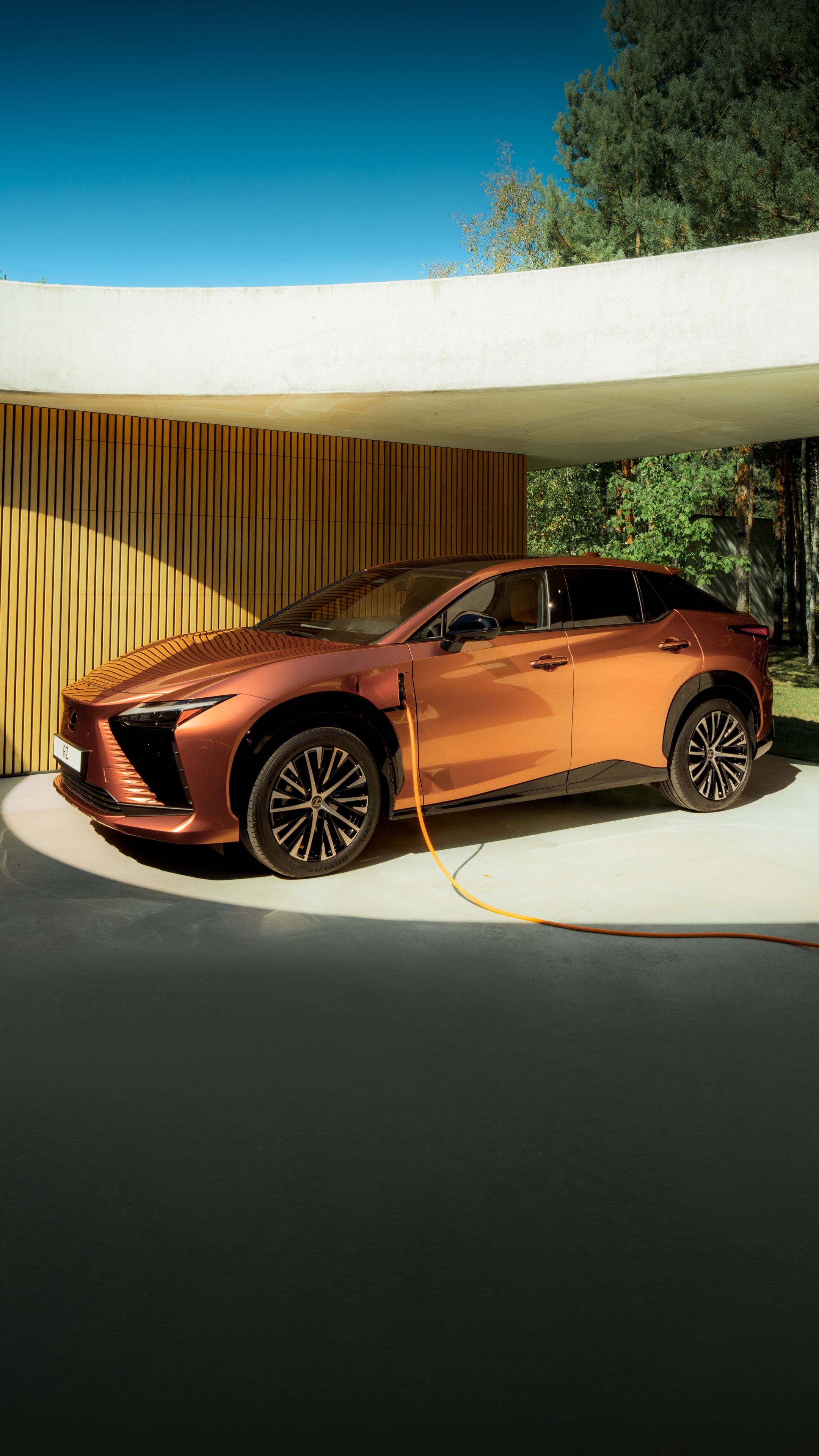 Адам Lexus зарядтау станциясының жанында тұр