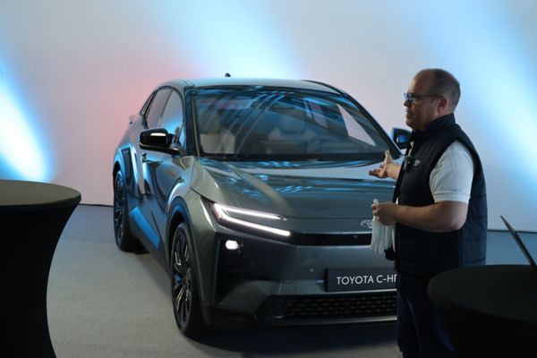 Toyota Norge produkstsjef presenterer nye Toyota C-HR+