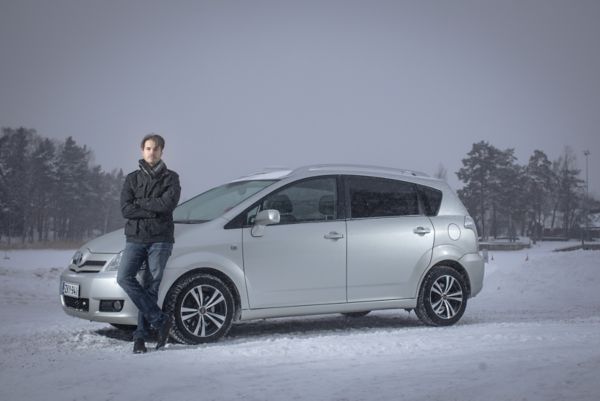 Säveltäjä Ilari Hylkilä ja Toyota Corolla Verso