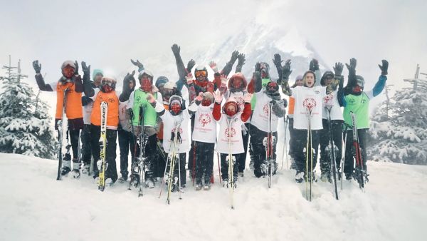 Ilgaz dağında kayak yapan çocuklar