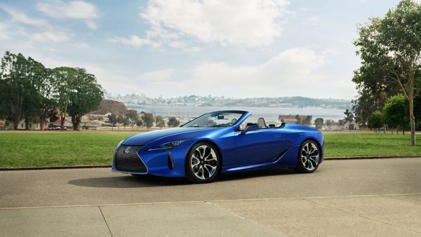 Zijaanzicht van een zwarte Lexus LC Convertible