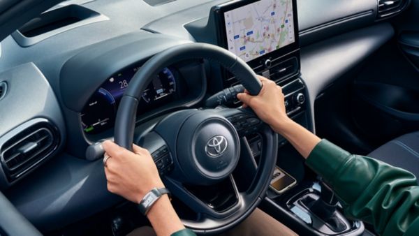 El sistema multimedia Toyota Smart Connect con una pantalla de 26,7 cm te mantiene siempre conectado. 