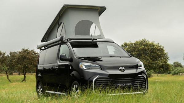 El techo elevable tipo "pop-up" cuenta con apertura delantera, que permite estar de pie dentro del vehículo, dos ventanas laterales con mosquiteras, ventana de invierno y ventana panorámica. 