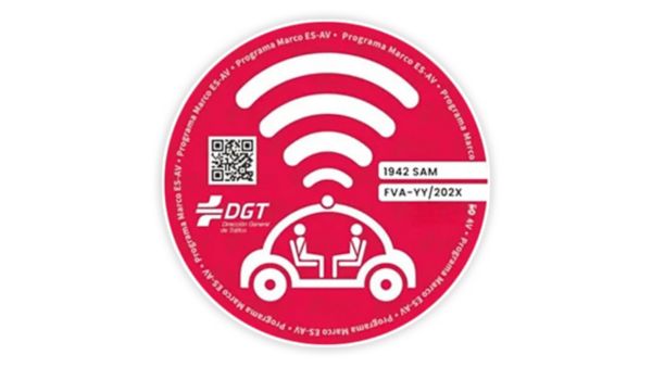 El distintivo rojo de la DGT es una identificación visual oficial para vehículos automatizados que están realizando ensayos en carreteras españolas.