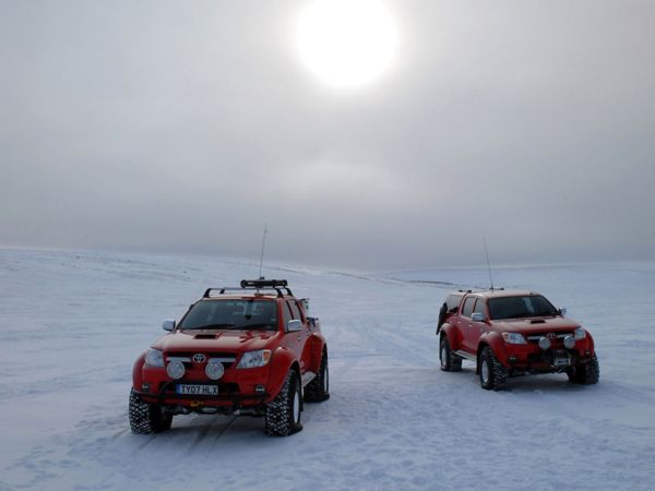 Karlı ekstrem koşulda iki adet kırmızı Toyota Hilux