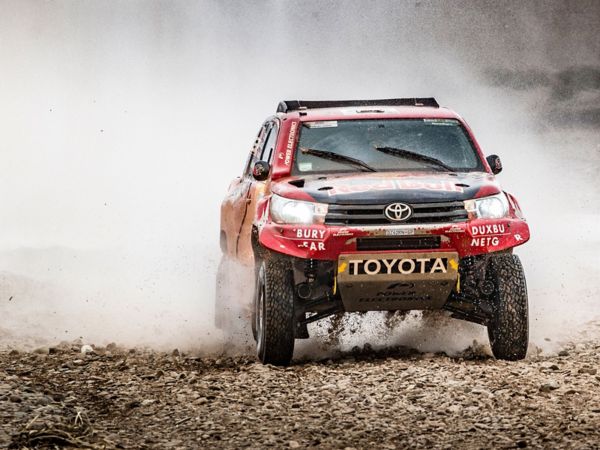 Dakar Rallisinde Toyota Hilux ön görünüşü