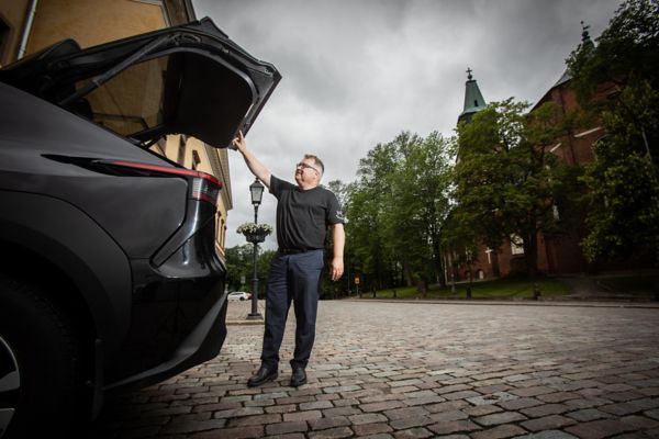 Taksiyrittäjä Petri Raunio ja Toyota bZ4X