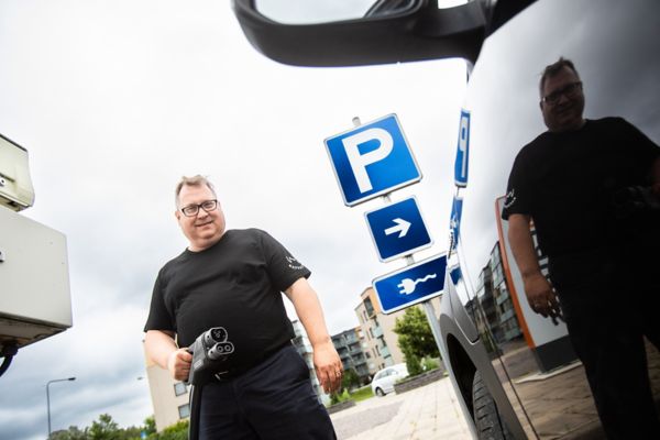 Taksiyrittäjä Petri Raunio ja Toyota bZ4X