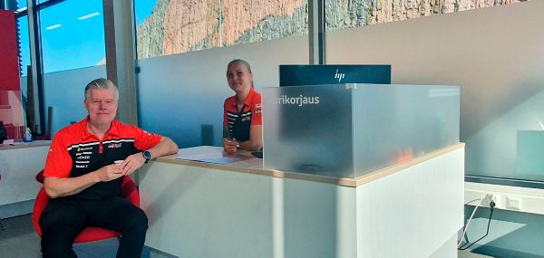 Jälkimarkkinointijohtaja Jarmo Lahti ja huoltoneuvoja Henna VIitanen