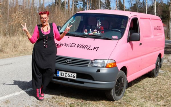 Sanna Leinonen ja Toyota Hiace