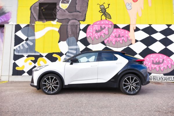 Toyota C-HR:llä parasta on peruuttaminen Johanna