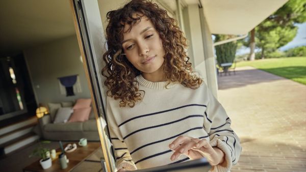 Une femme sur sa tablette organisant son transfert de leasing