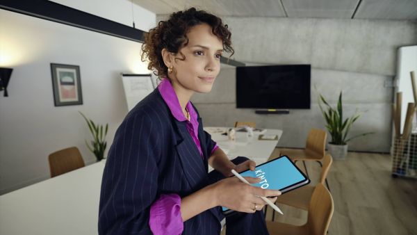 Une femme tenant une tablette dans un bureau
