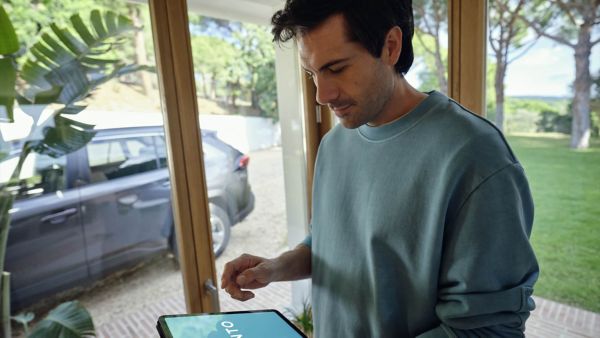Man using tablet with KINTO on it