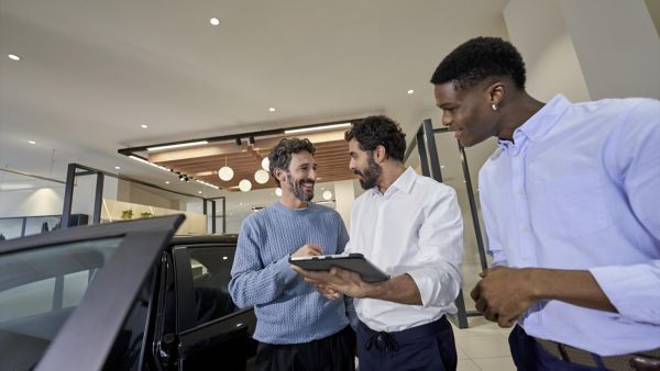 Trois hommes discutant de car policy
