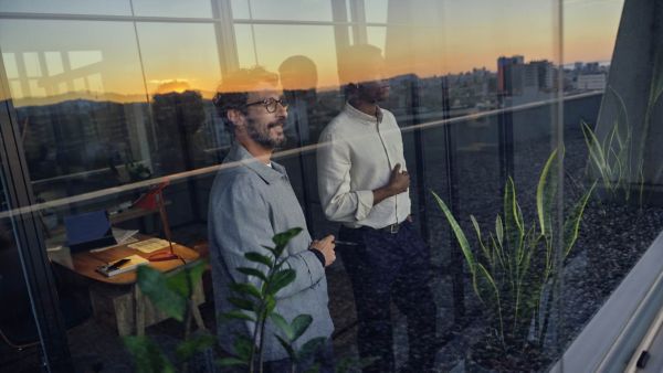 Deux hommes regardant par la fenètre