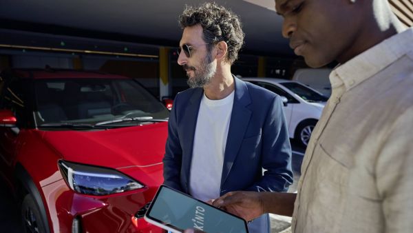 KINTO representative navigating KINTO app on tablet