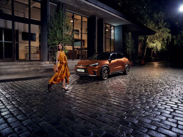 Une femme marchant à côté d'un LBX garé