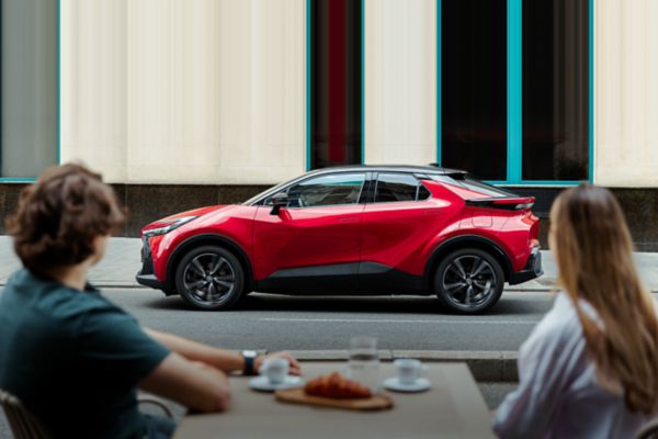 Toyota C-HR privita de 2 perosane