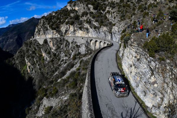 dağlık bir yolda giden ralli aracının kuş uçuşu görüntüsü