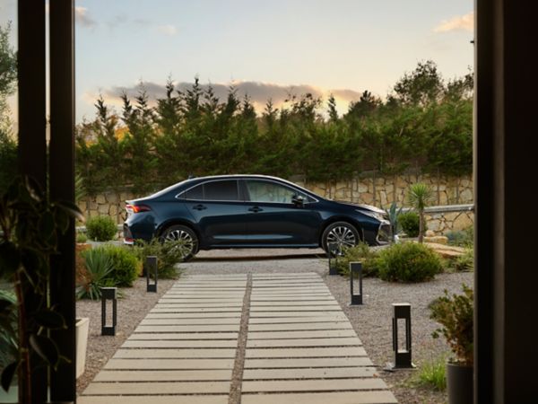 Park halinde yandan görünüm Corolla Sedan