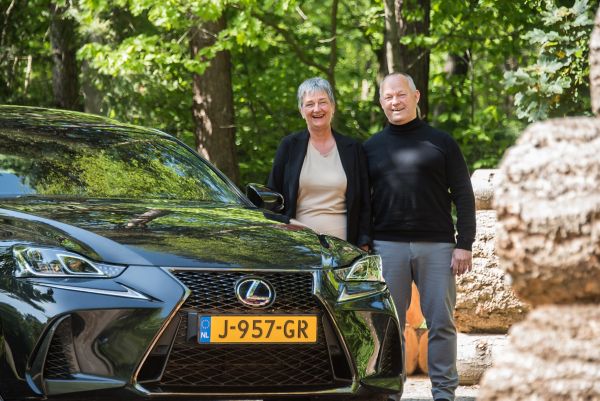 Kees en Willy bij Lexus exterieur voorzijde