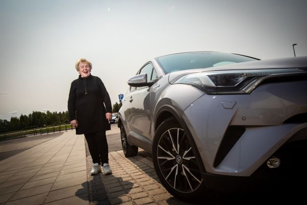 Melkein miljoonan kilometriä manuaalilla ajanut Kersti vaihtoi automaattiin – ja jalka yritti edelleen etsiä kytkintä. 