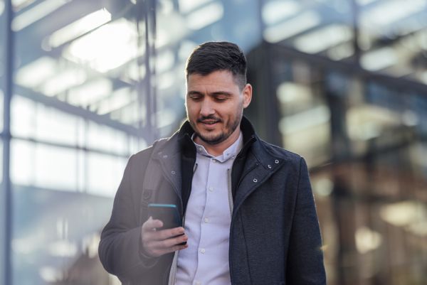 Vrouw checkt de connected functionaliteit van haar Toyota