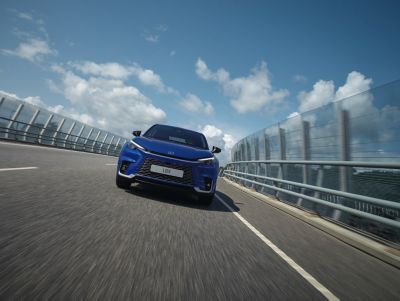 Lexus LBX maantiellä