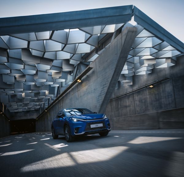 Lexus LBX rijdend in een tunnel