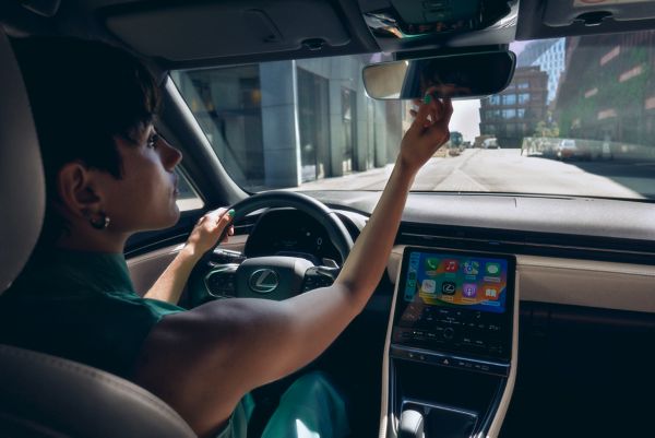 Kuljettaja Lexus LBX:n ohjaamossa