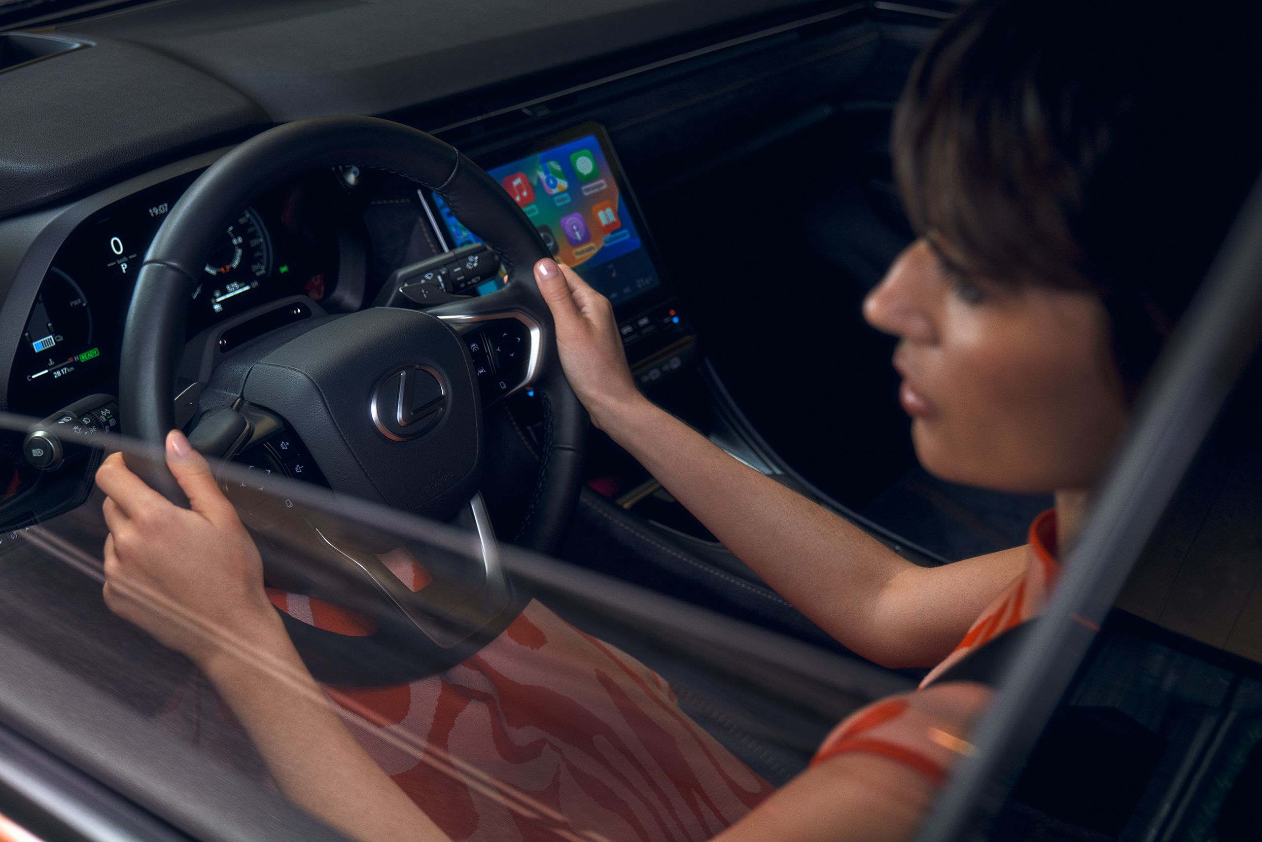 mulher ao volante de um Lexus