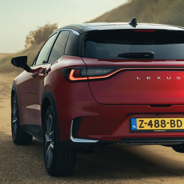 Zjiaanzicht van een Lexus LBX voor een huis