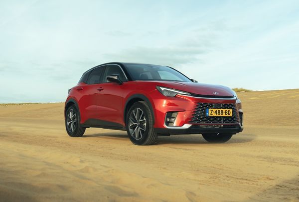 Zijaanzicht van een Lexus LBX op het strand